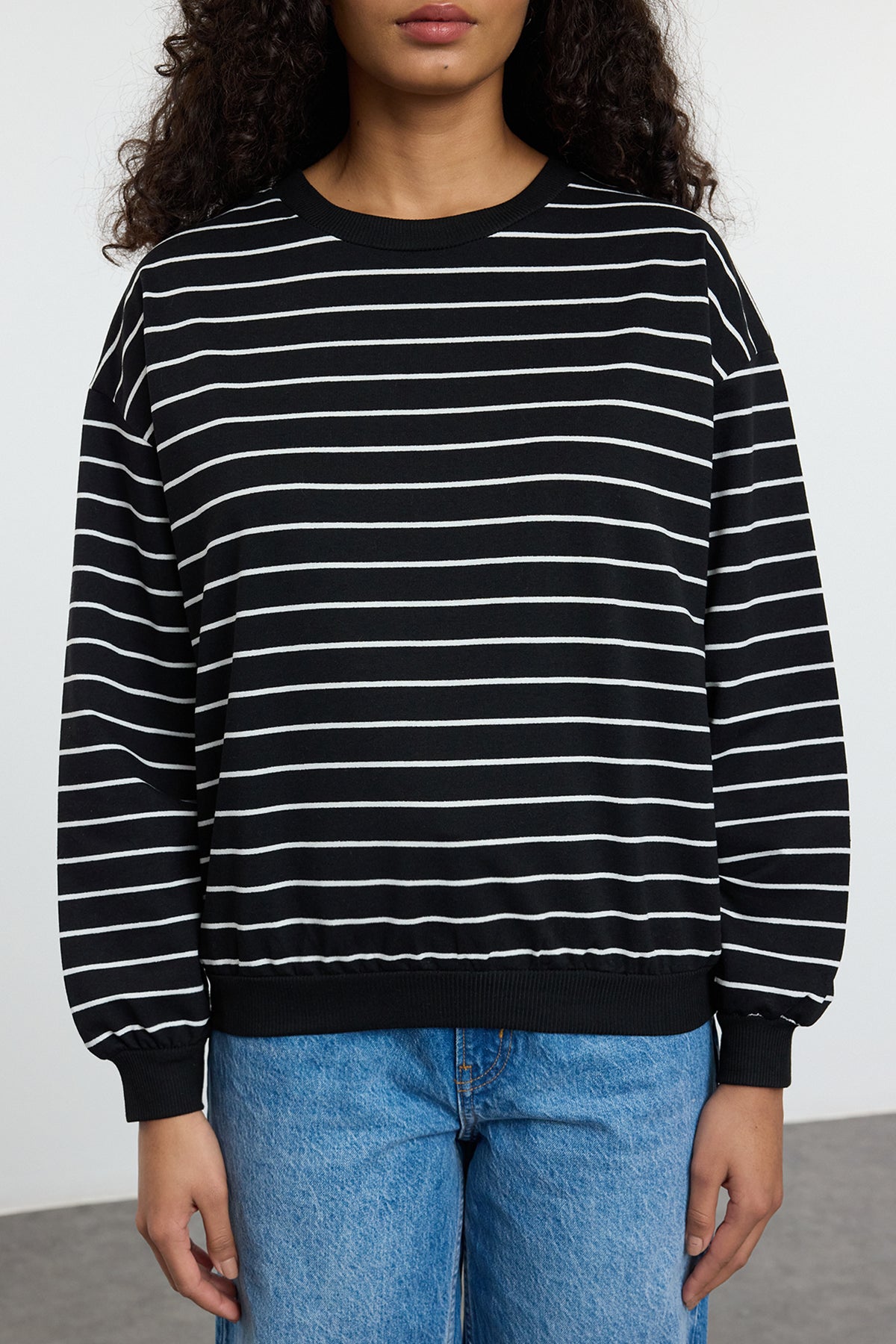 Siyah 2 İplik Bisiklet Yaka Çizgili Regular Örme Sweatshirt TWOAW25SW00324