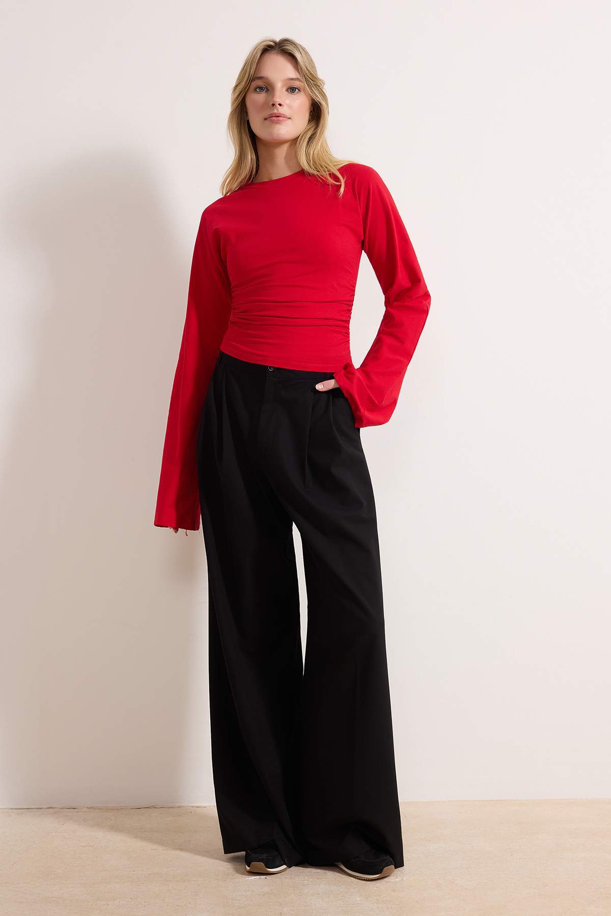 Trendyolmilla Gri İspanyol Kol Büzgü Detaylı Regular/Normal Kalıp Örme Bluz TWOAW26BZ00293
