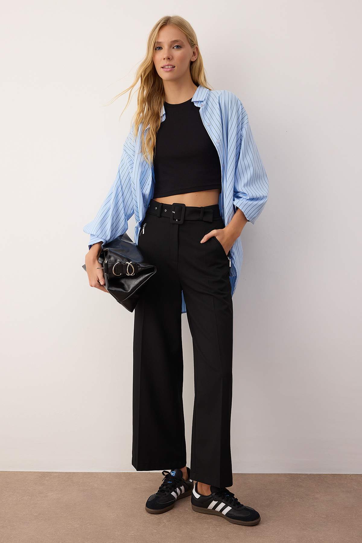 Siyah Kemerli Fermuar Cep Detaylı Wide Leg/Geniş Paça Kumaş Pantolon TWOAW26PL00050