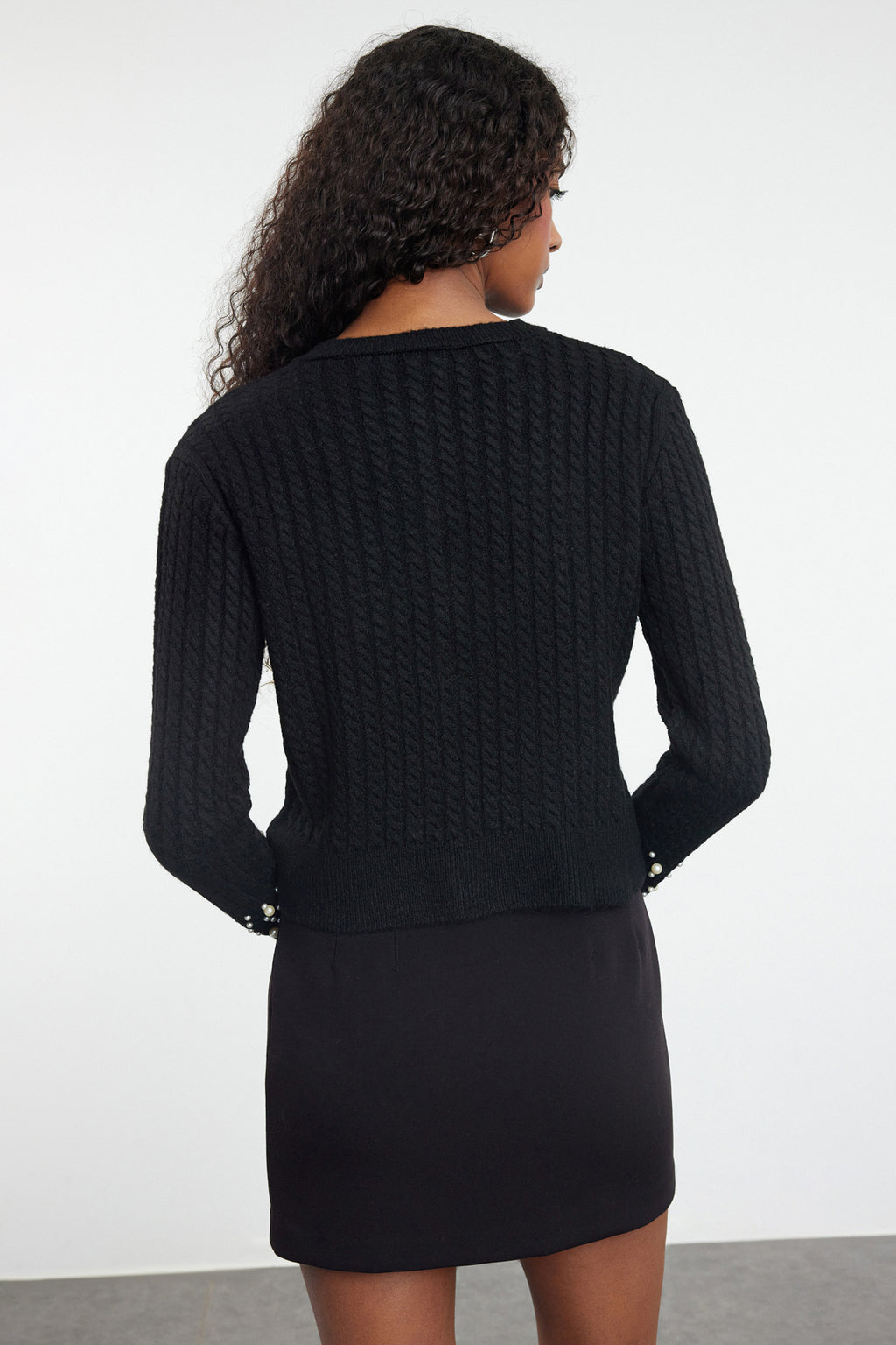 Siyah Crop Yumuşak Dokulu İncili Ceket Görünümlü Fitted/Vücudu Saran Triko Hırka TWOAW25HI00184