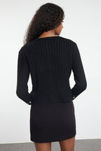 Siyah Crop Yumuşak Dokulu İncili Ceket Görünümlü Fitted/Vücudu Saran Triko Hırka TWOAW25HI00184