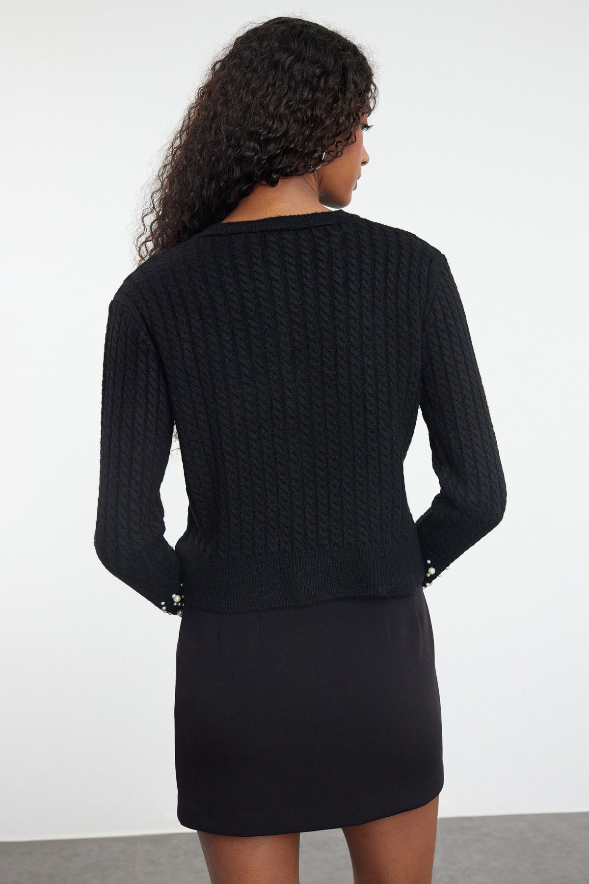 Siyah Crop Yumuşak Dokulu İncili Ceket Görünümlü Fitted/Vücudu Saran Triko Hırka TWOAW25HI00184