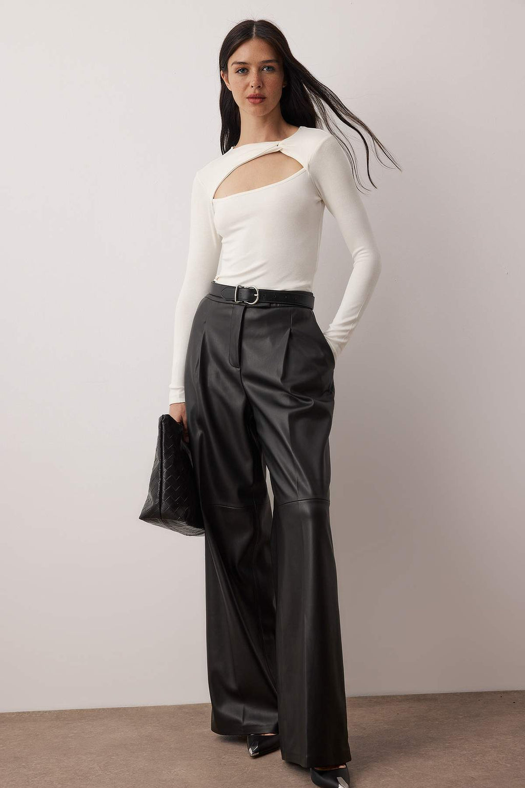 Trendyolmilla Kırmızı Cut Out Detaylı Vücuda Oturan Yumuşak Tuşeli Esnek Örme Bluz TWOAW26BZ00126