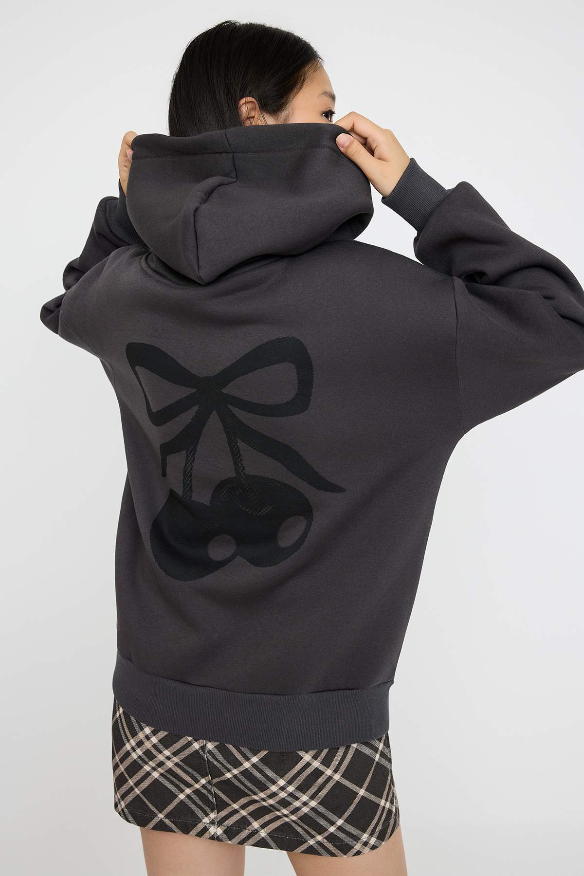 Antrasit Oversize/Geniş Kalıp Kiraz Sırt Baskılı Kalın İçi Polarlı Örme Sweatshirt TWOAW26SW00019 Secondary image