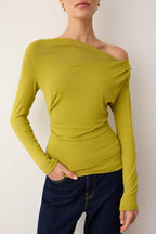 Trendyolmilla Yağ Yeşil Fitted/Vücuda Oturan Asimetrik yaka Detaylı Yumuşak Kumaşlı Esnek Örme Bluz TWOAW26BZ00088