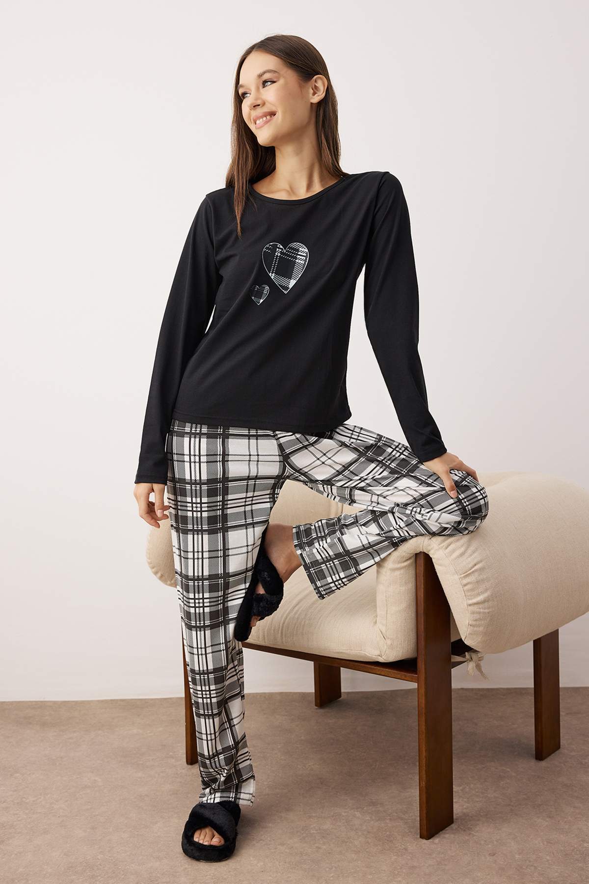 Trendyolmilla Siyah-Kırmızı Pamuklu Yılbaşı Temalı Ekoseli Örme Pijama Takımı THMAW25PT00220