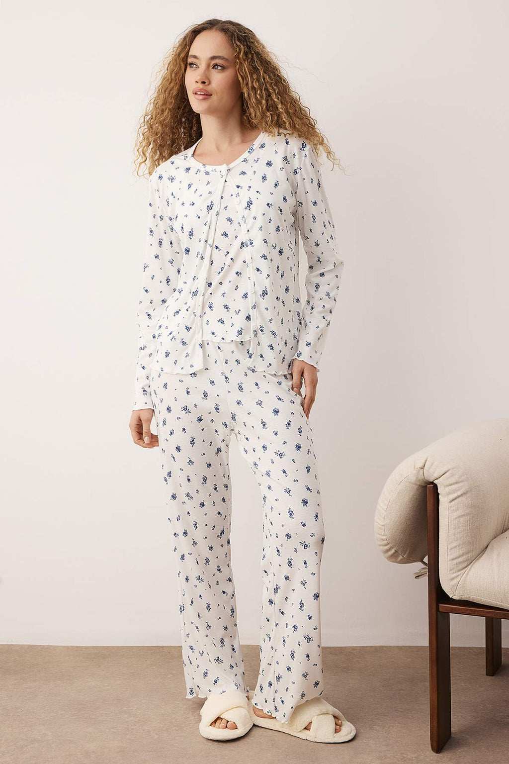 Beyaz Çok Renkli 3'lü Hırkalı Çiçekli Fitilli Örme Pijama Takımı THMAW26PT00179