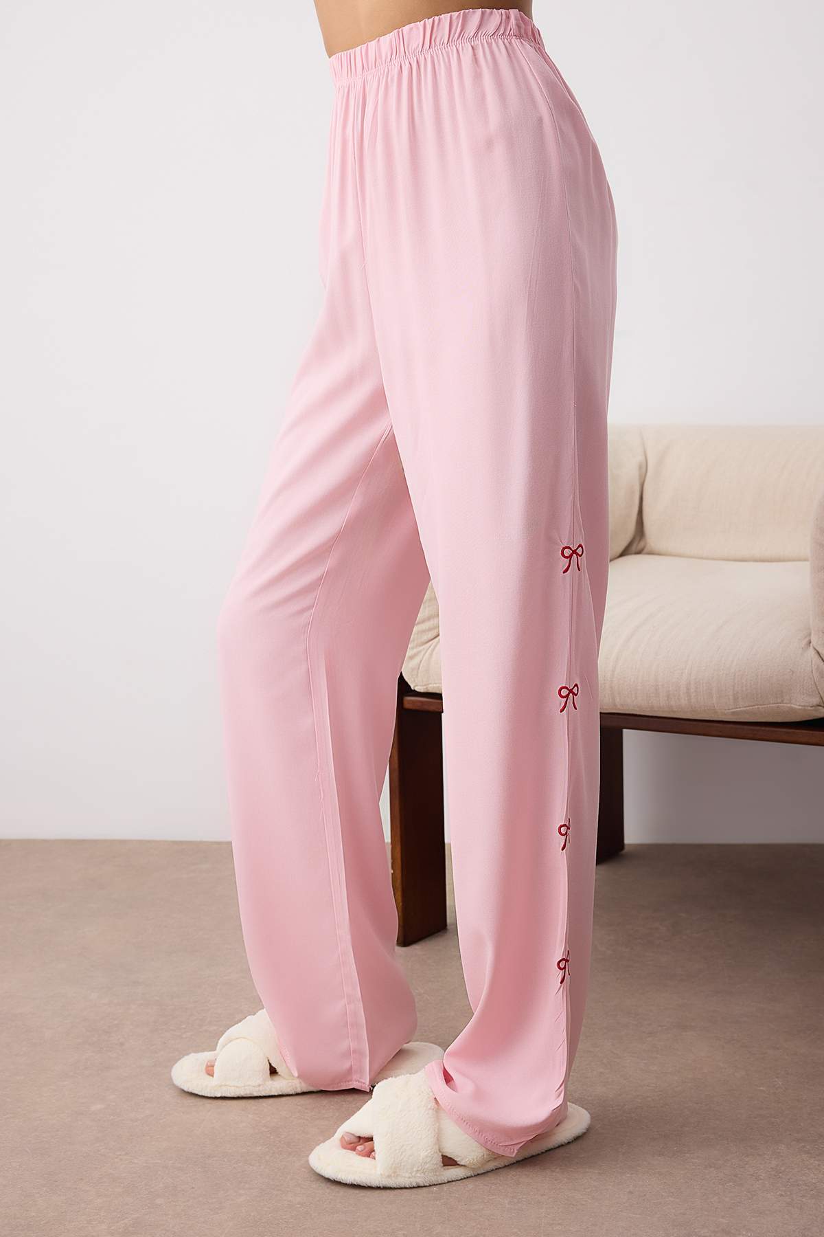 Trendyolmilla Lacivert Kurdele/Fiyonk Nakış Detaylı Viskon Dokuma Pijama Takımı THMAW26PT00089
