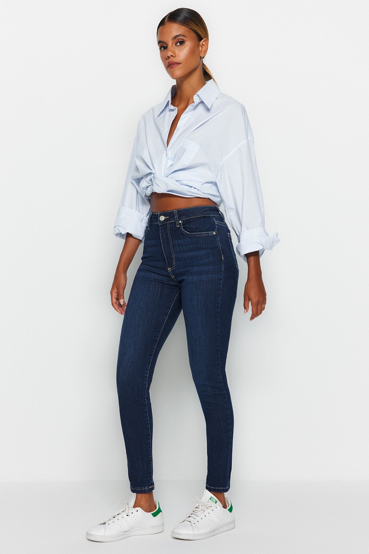 Trendyolmilla Açık Mavi Şekillendiren Etki Yüksek Bel Esnek Skinny Jeans TWOAW24JE00070