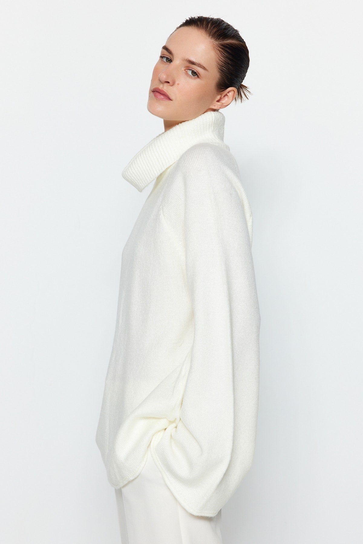 Trendyolmilla Vizon Yumuşak Dokulu Balıkçı Yaka Geniş Kalıp Triko Kazak TWOAW24KZ00426