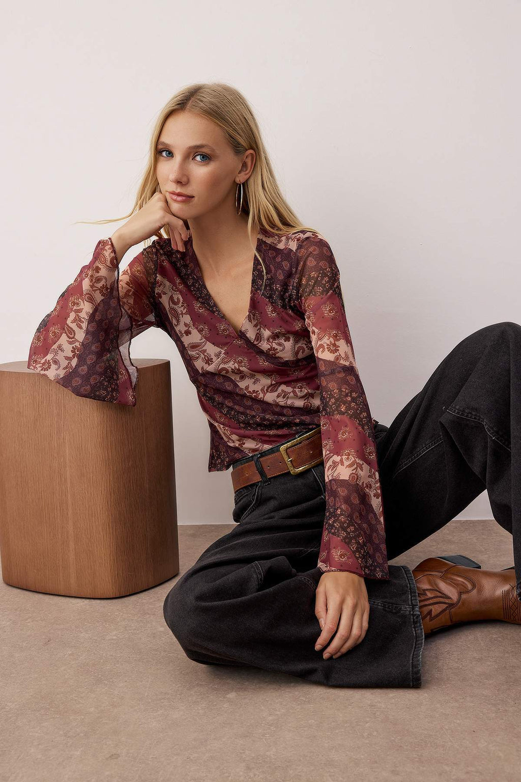 Trendyolmilla Çok Renkli Boho/Boho Chic Baskılı V yaka İspanyol Kol Tül Esnek Örme Bluz TWOAW26BZ00239