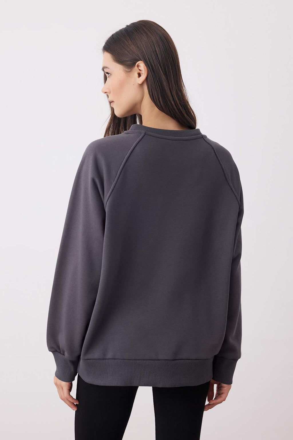 Trendyolmilla Antrasit Relaxed/Rahat Kalıp Basic Reglan Kol Bisiklet Yaka Örme Sweatshirt TWOAW26SW00030
