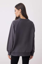 Trendyolmilla Antrasit Relaxed/Rahat Kalıp Basic Reglan Kol Bisiklet Yaka Örme Sweatshirt TWOAW26SW00030