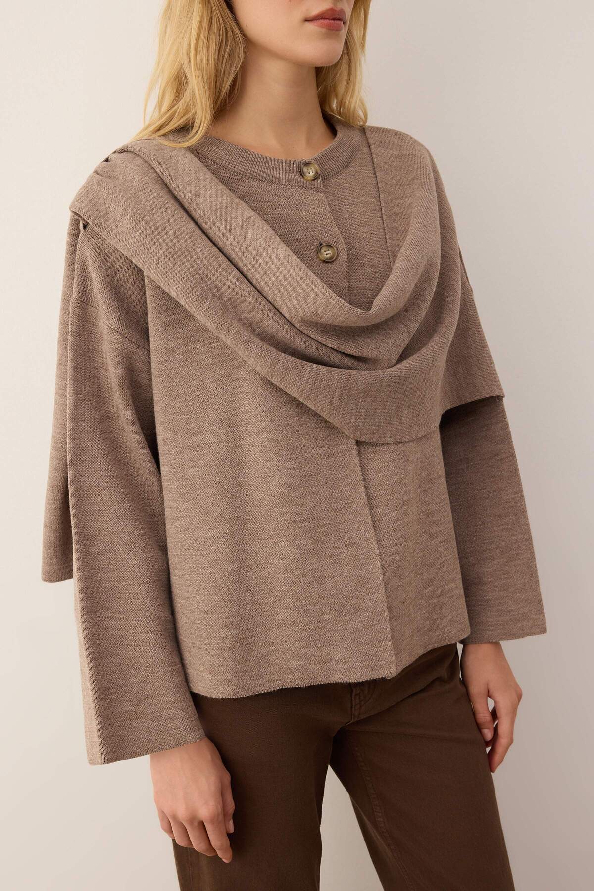 Trendyolmilla Vücut Seçmeyen Vizon Süper Oversize/Geniş Kalıp Şal Detaylı Triko Panço TWOAW26KZ00160