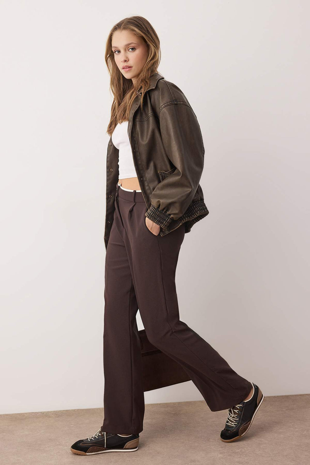 Trendyolmilla Siyah Kemer Detaylı Wide Leg/Geniş Paça Dokuma Pantolon TWOAW24PL00341