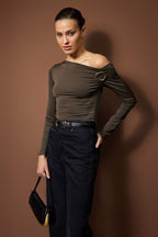 Trendyolmilla Haki Fitted Düşük Omuzlu Aksesuar Detaylı Asimetrik Yaka Esnek Örme Bluz TWOAW26BZ00075