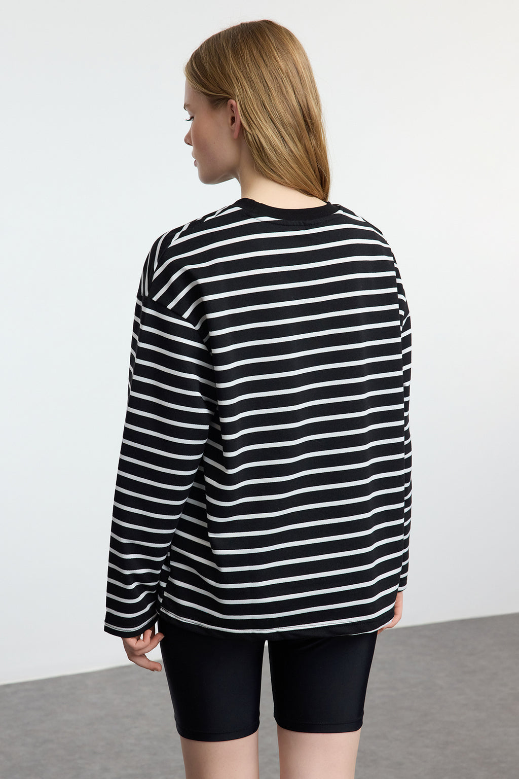 Trendyolmilla Beyaz Çizgili Oversize/Geniş Kesim Bisiklet Yaka İnce Örme Sweatshirt TWOAW23SW00326