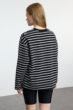 Trendyolmilla Beyaz Çizgili Oversize/Geniş Kesim Bisiklet Yaka İnce Örme Sweatshirt TWOAW23SW00326