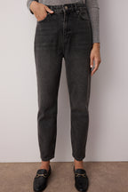 Trendyolmilla Siyah Yüksek Bel Mom %100 Pamuk Non-Stretch Jeans TWOSS23JE00085