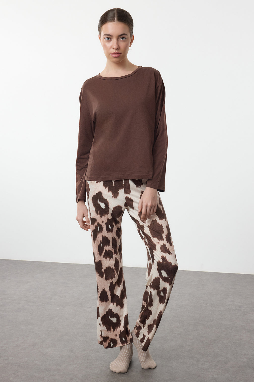 Trendyolmilla Beyaz-Siyah Leopar Desenli Örme Pijama Takımı THMAW25PT00100