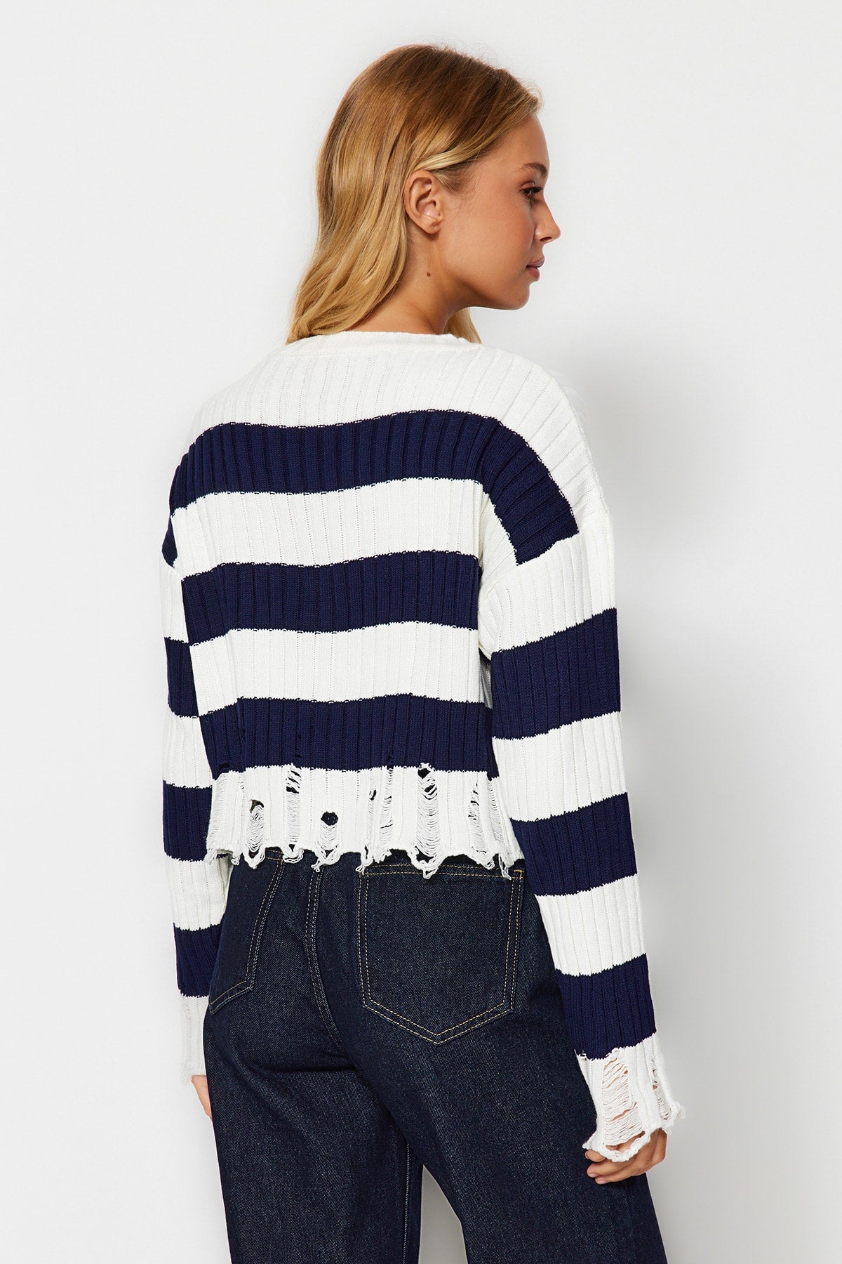 Trendyolmilla Siyah Crop Geniş Kalıp Çizgili Triko Kazak TWOAW24KZ00905