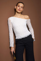 Trendyolmilla Ekru Dantel Asimetrik Yaka Fitted/Vücuda Oturan Örme Bluz TWOAW26BZ00036