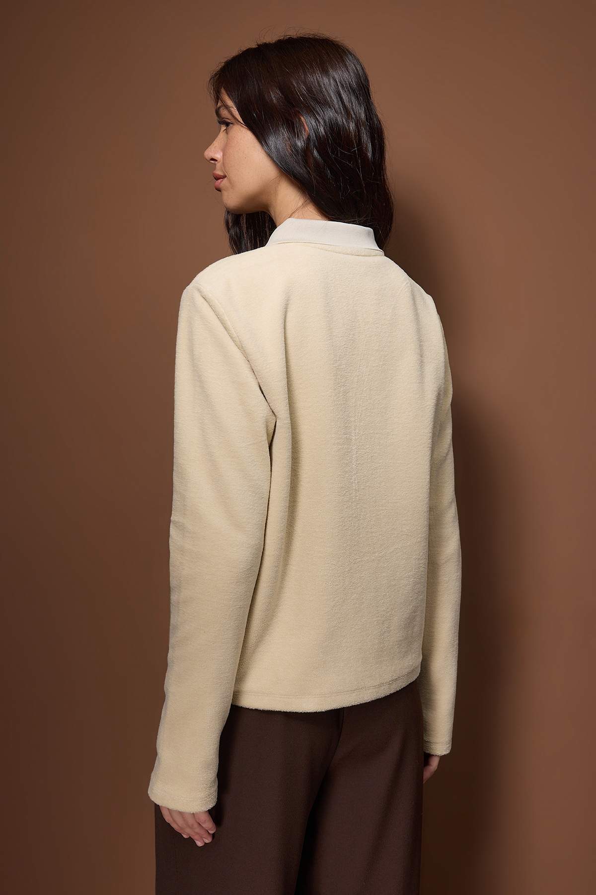 Ekru Triko Yaka Detaylı Cepli Kalın İçi Polarlı Örme Sweatshirt TWOAW26SW00243