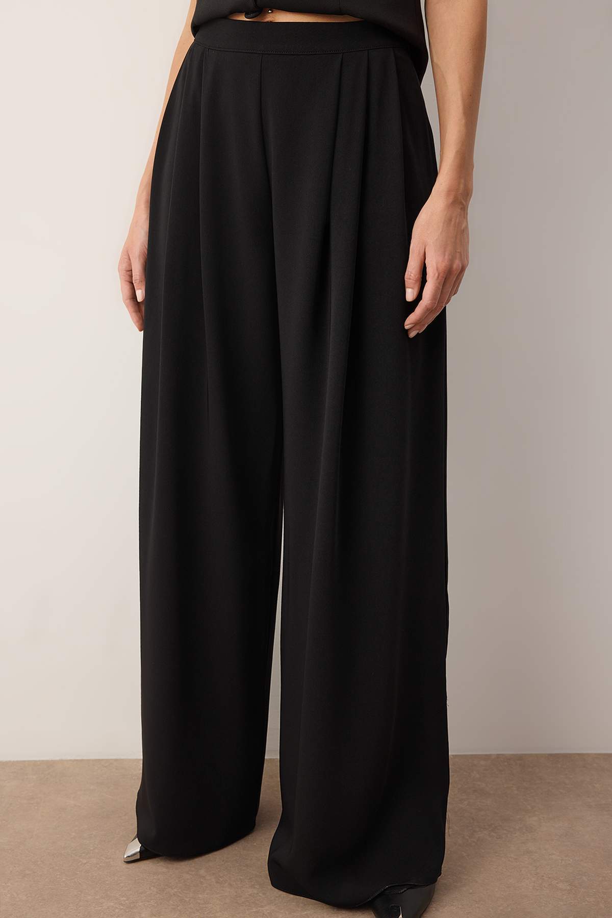 Trendyolmilla EXCLUSIVE Siyah Çift Pilili Dökümlü Kumaş Extra Wide Leg Geniş Paça Pantolon TWOAW26PL00122