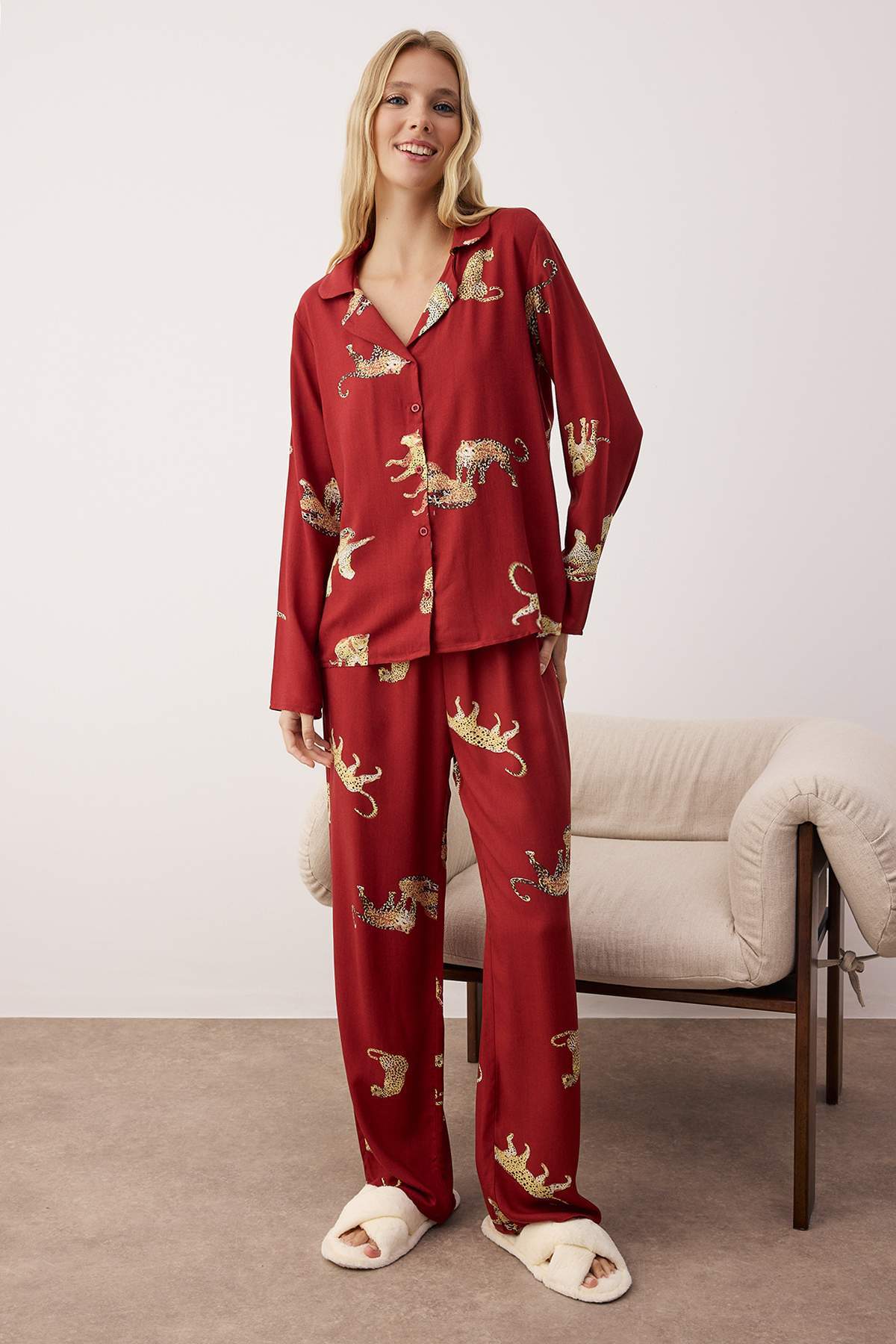 Trendyolmilla Ekru Kaplan Desenli Viskon Dokuma Pijama Takımı THMAW25PT00036