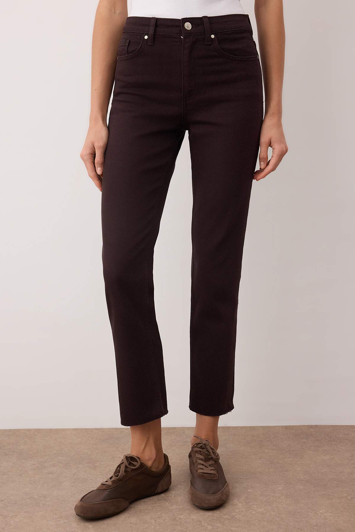 Trendyolmilla Kahverengi Yüksek Bel Paçası Kesikli Comfort/Esnek YENİ Mom Jeans TWOAW26JE00026