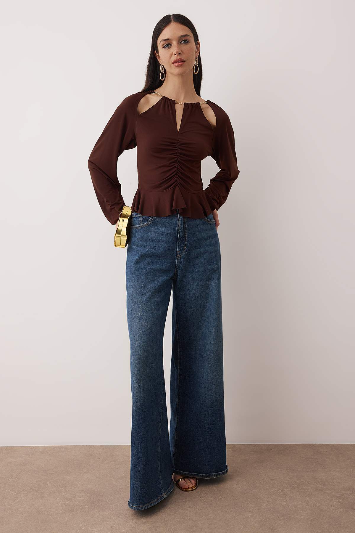 Trendyolmilla Koyu Kahverengi Pencere/Cut Out Detaylı Aksesuarlı Örme Bluz TPRAW24BZ00053 Secondary image