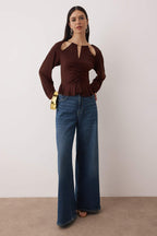 Trendyolmilla Koyu Kahverengi Pencere/Cut Out Detaylı Aksesuarlı Örme Bluz TPRAW24BZ00053