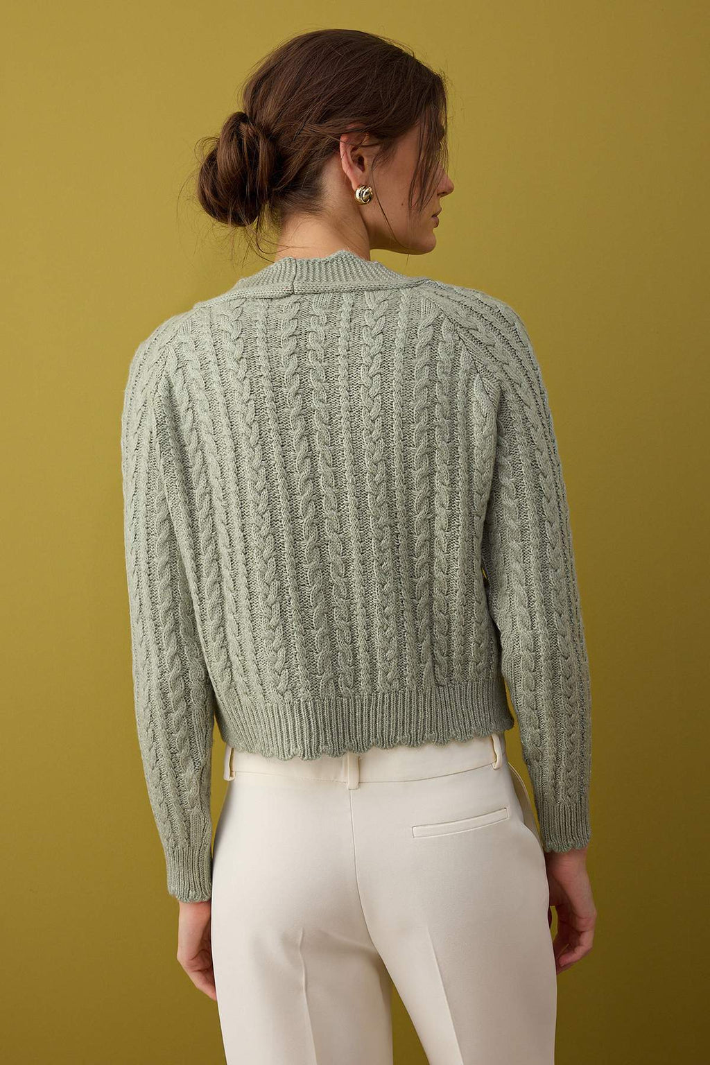 Trendyolmilla Antrasit Yumuşak Dokulu İnci Düğme Detaylı Crop Triko Hırka TWOAW26HI00185