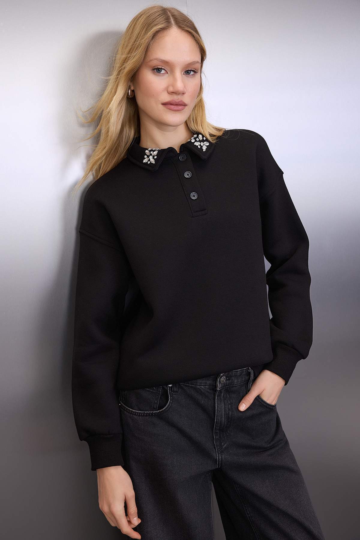 Siyah Yakası Taş Detaylı Oversize/Geniş Kalıp Örme Sweatshirt TWOAW26SW00121 Main image