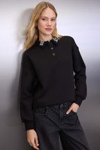 Siyah Yakası Taş Detaylı Oversize/Geniş Kalıp Örme Sweatshirt TWOAW26SW00121