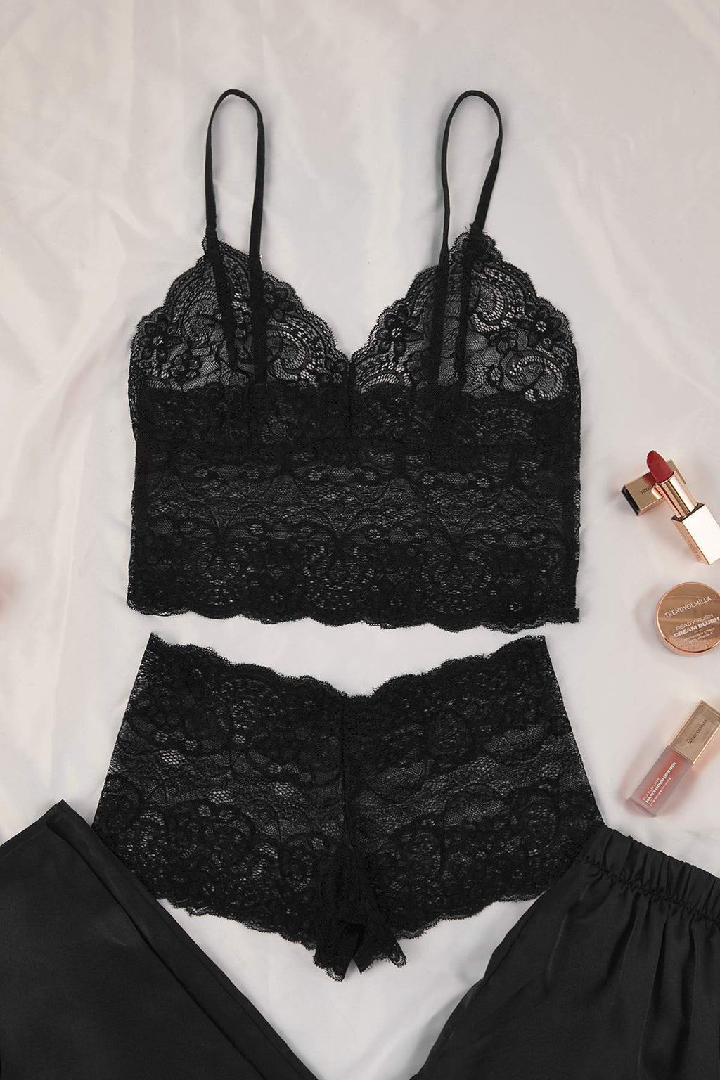 Trendyolmilla Siyah 3'lü Çeyiz Set Üst Dantel, Alt Saten Askılı Külotlu Dokuma Pijama Takımı THMAW26PT00077