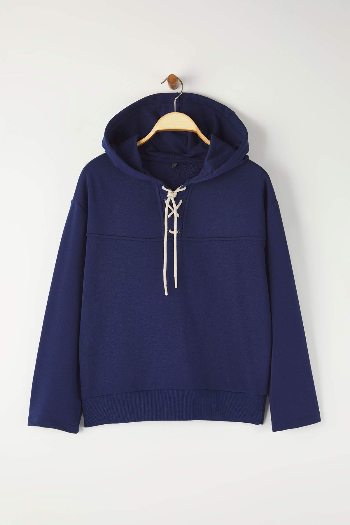 Trendyolmilla Lacivert Bağlama Detaylı Oversize/Geniş Kalıp Örme Sweatshirt TWOAW26SW00053