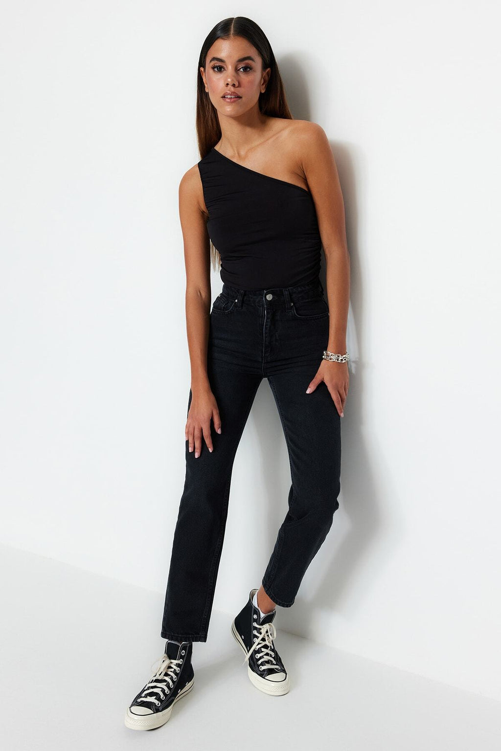 Trendyolmilla Siyah Yüksek Bel Mom %100 Pamuk Non-Stretch Jeans TWOSS23JE00085