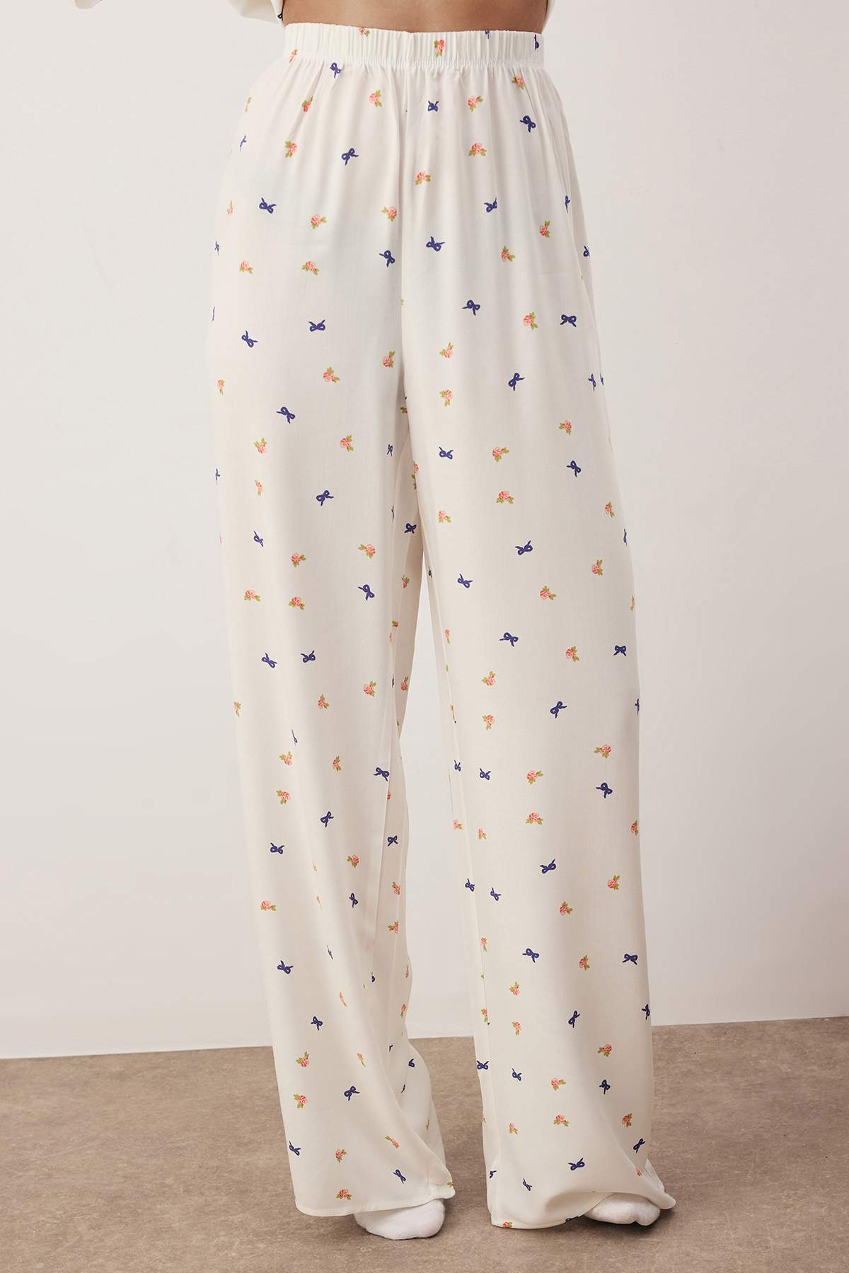 Trendyolmilla Ekru Baskılı Viskon Dokuma Pijama Takımı THMAW26PT00065