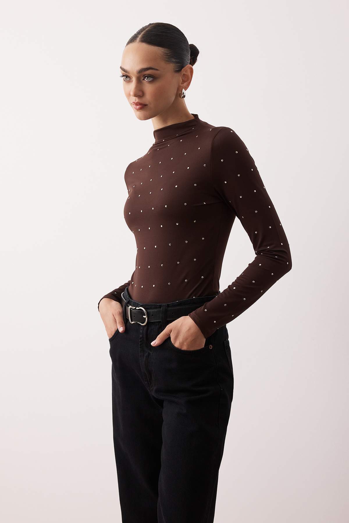 Kahverengi Trok Aksesuar Detaylı Fitted/Vücuda Oturan Dik Yaka Esnek Örme Bluz TWOAW26BZ00005 Secondary image