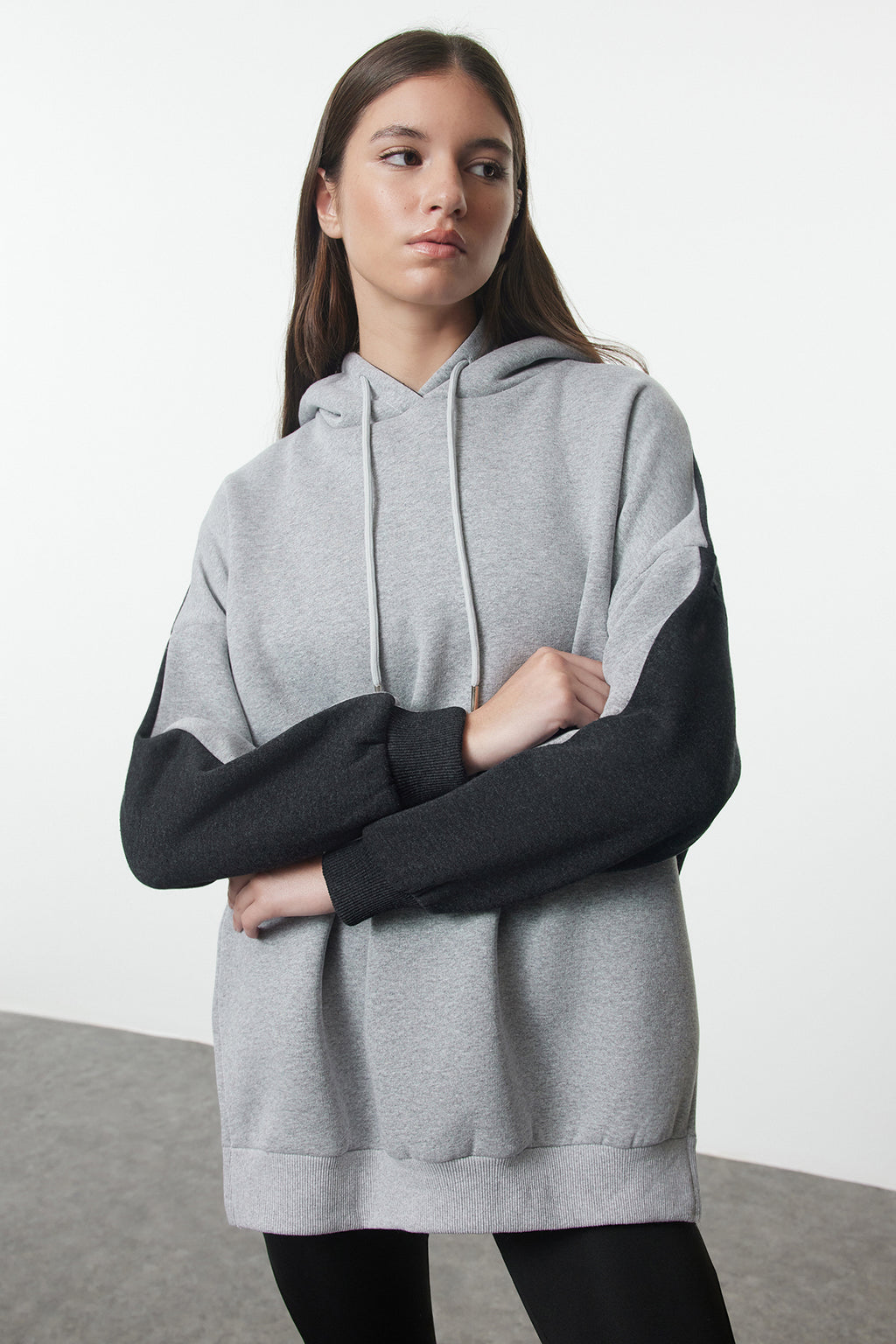 Trendyolmilla Gri Melanj Pamuklu Renk Bloklu Geniş Kalıp İçi Polarlı Örme Spor Sweatshirt TWOSS22SW0074