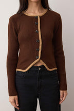 Trendyolmilla Kahverengi Fitted/Vücuda Oturan Kurdele Detaylı Crop Triko Hırka TWOAW26HI00173