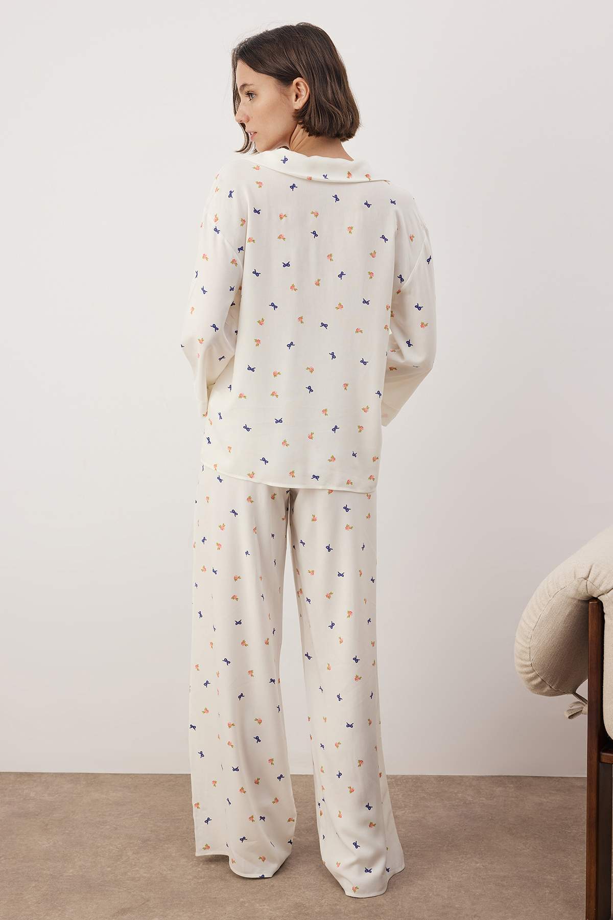 Trendyolmilla Ekru Baskılı Viskon Dokuma Pijama Takımı THMAW26PT00065
