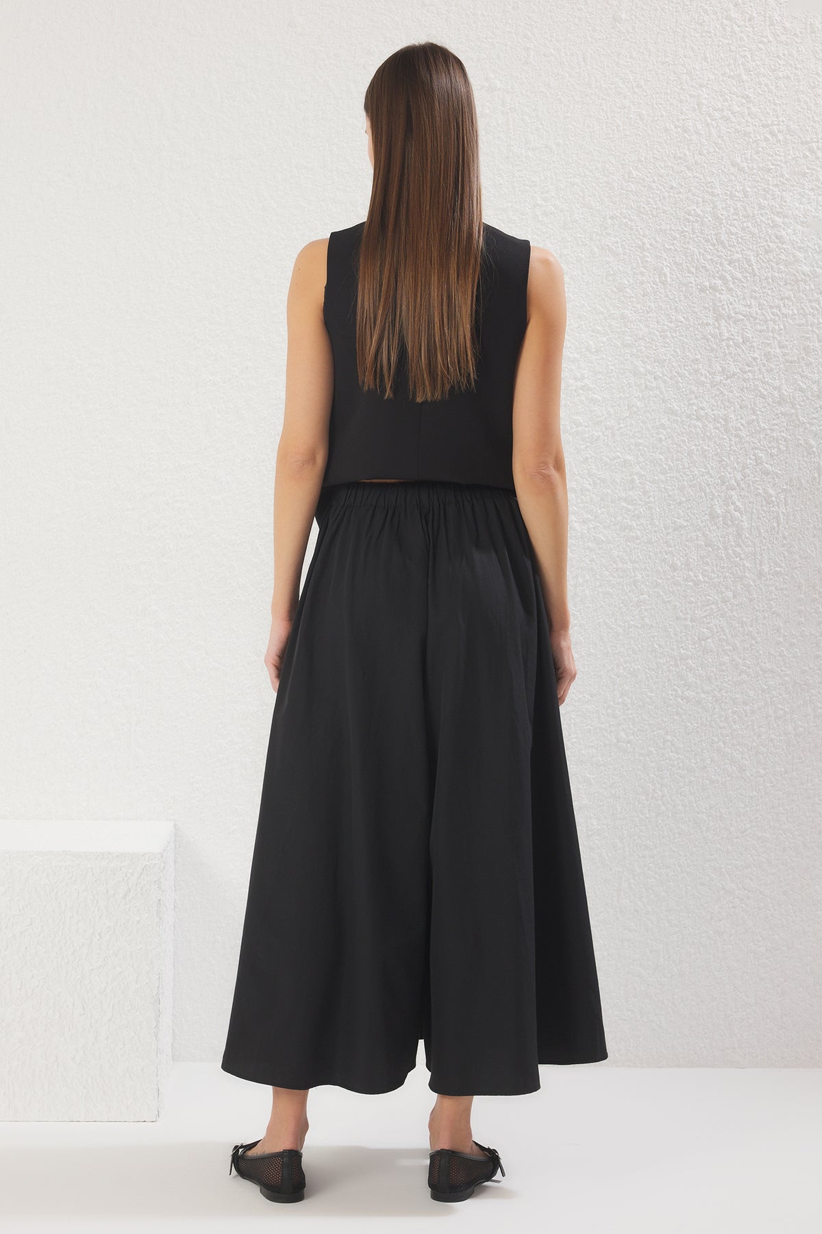 Siyah Etek Görünümlü Mat Dokulu Wide Leg Extra Geniş Paça Beli Lastikli Pantolon TWOSS25PL00101