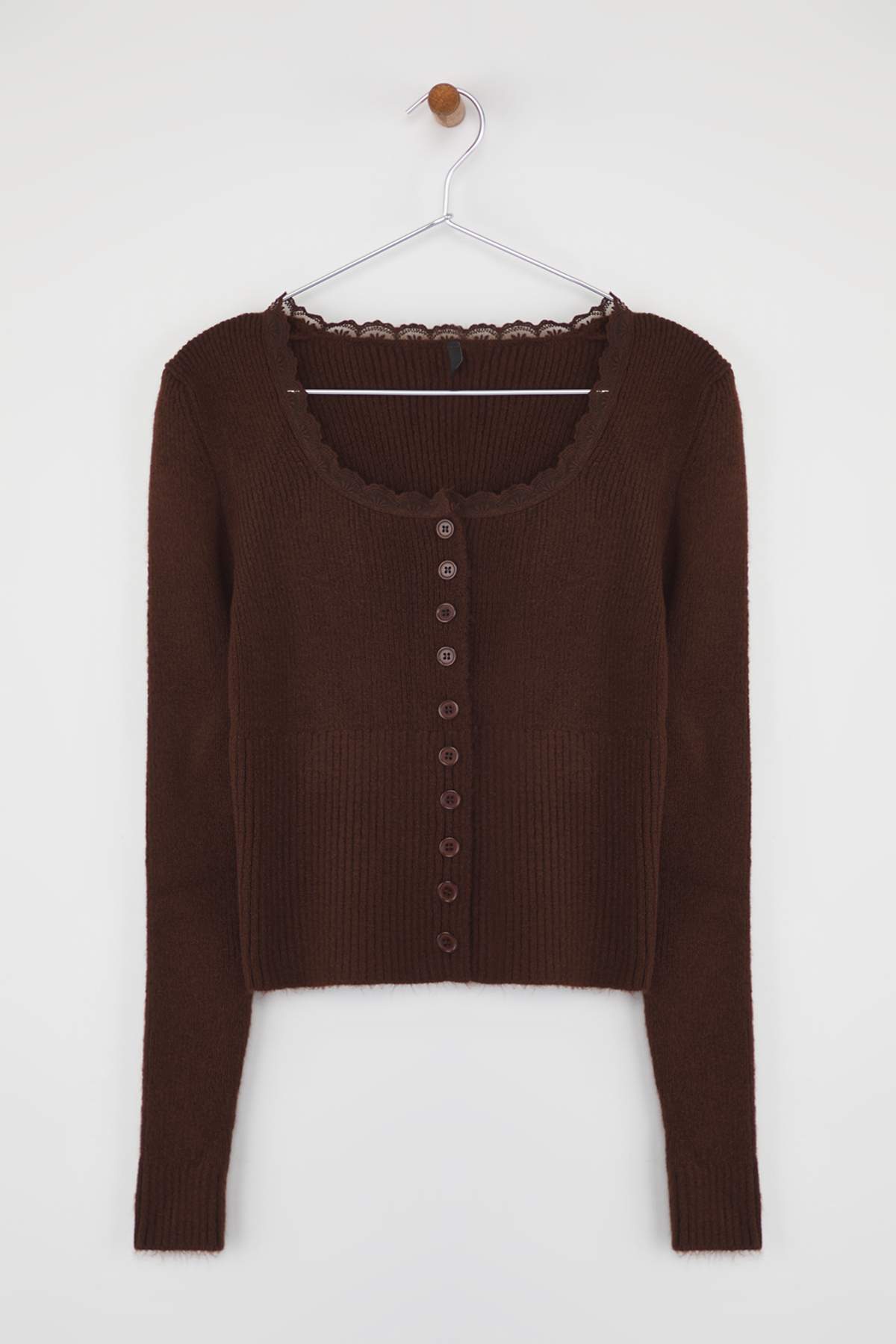 Trendyolmilla Kahverengi Crop Dantel Garnili Kare Yaka Yumuşak Dokulu Vücudu Saran Triko Hırka TWOAW26HI00061