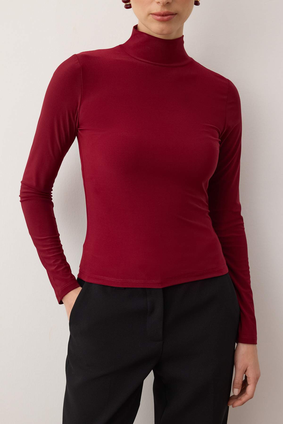 Trendyolmilla Siyah Fitted/Vücuda Oturan Uzun Kollu Dik Yaka Fitilli Esnek Örme Bluz TWOAW25BZ00078