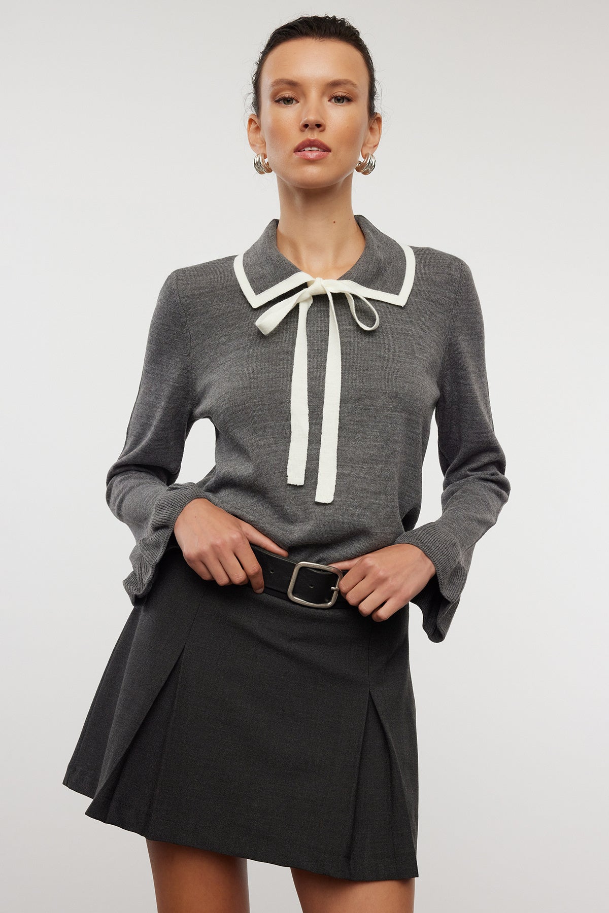 Trendyolmilla Antrasit Renk Bloklu Kurdele/Fiyonk Detaylı Triko Kazak TWOAW23KZ0039 الصورة الرئيسية