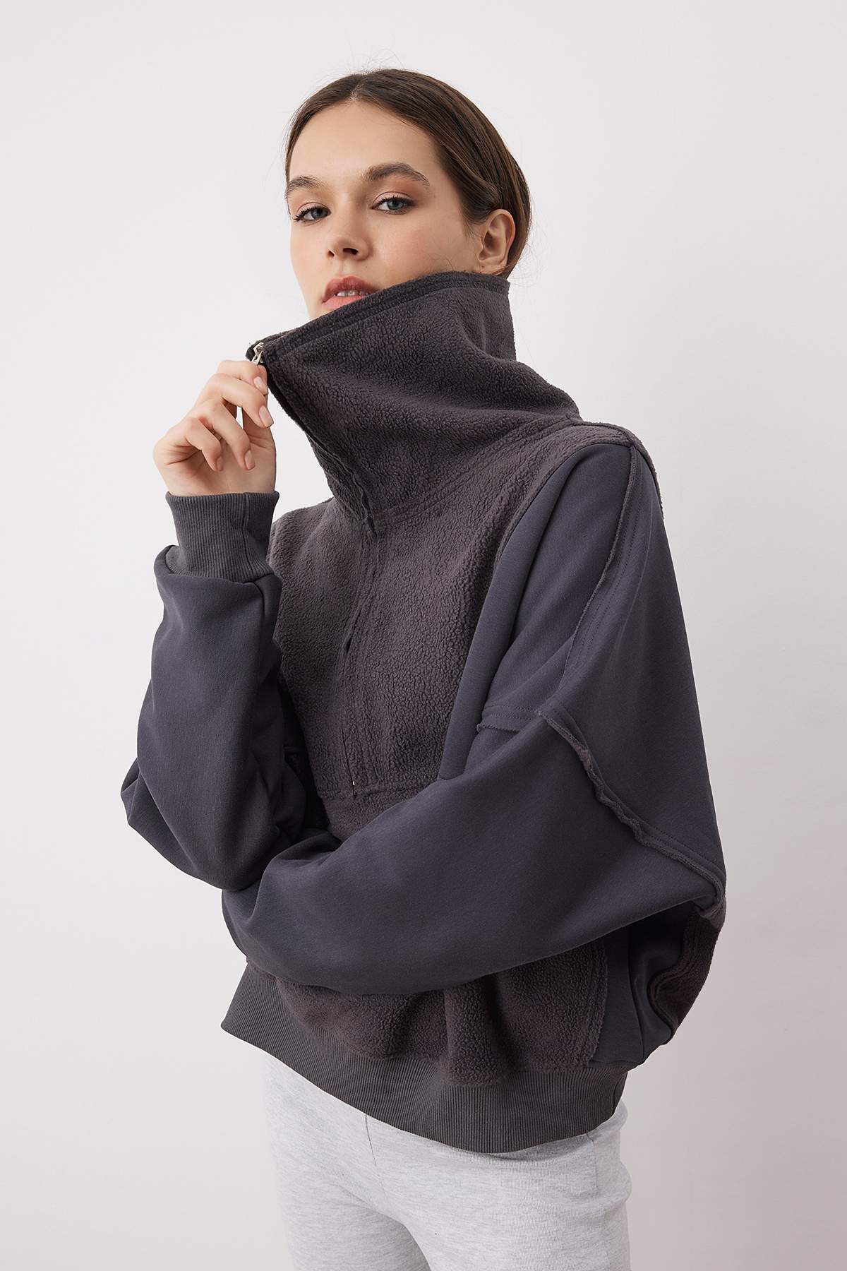 Trendyolmilla Ekru Regular/Normal Kalıp Polar Fermuarlı Cep Detaylı Kalın Örme Sweatshirt TWOAW26SW00009