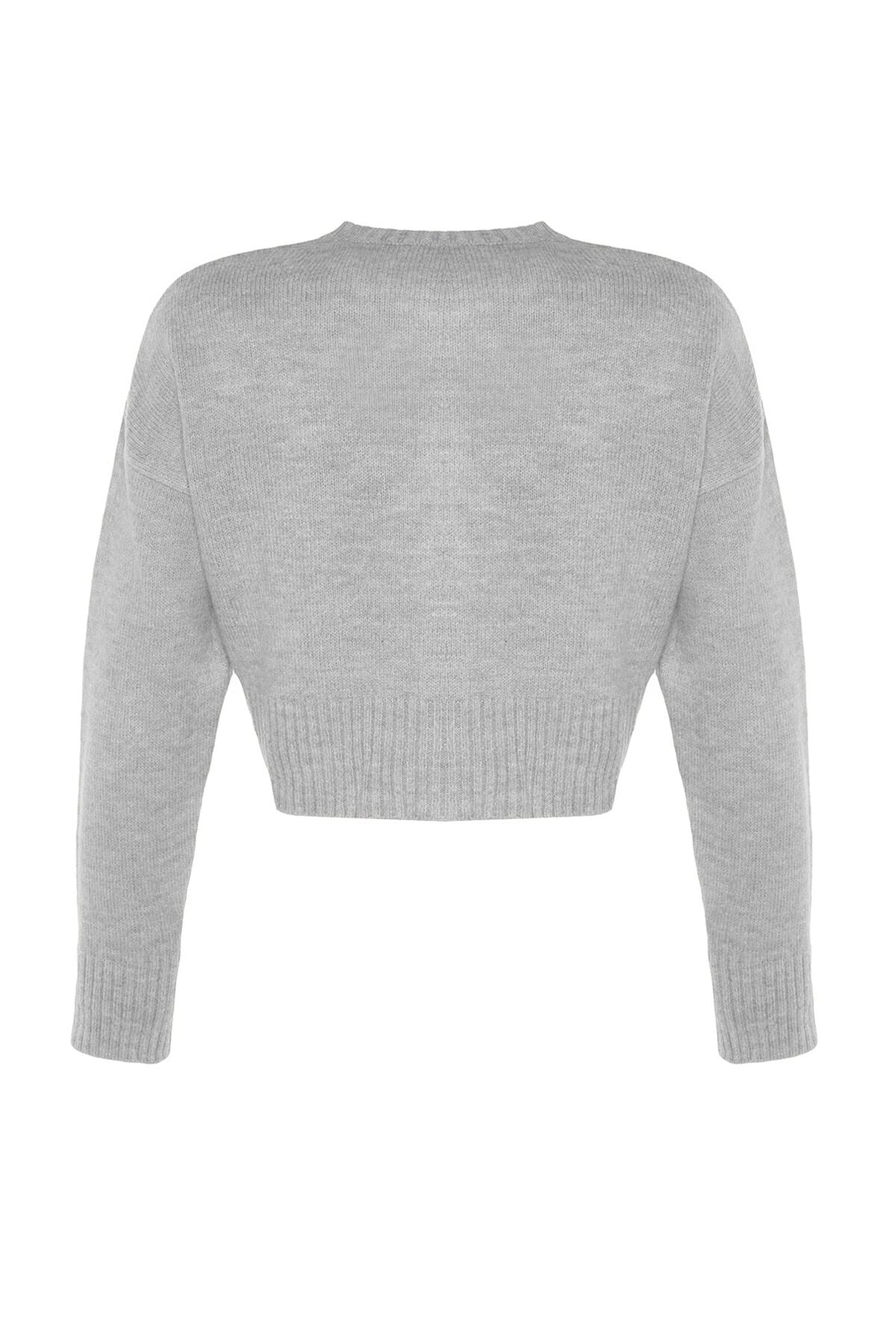 Trendyolmilla Gri Crop Yumuşak Dokulu Düğmeli Triko Hırka TWOAW24HI00198