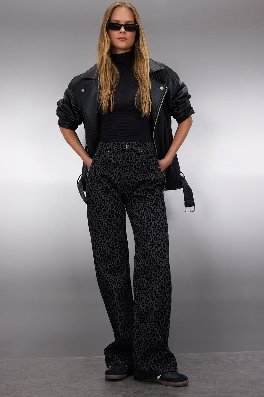 Trendyolmilla Siyah Süet Görünümlü Leopar Desenli Yüksek Bel Wide Leg Jeans TWOAW25JE00394